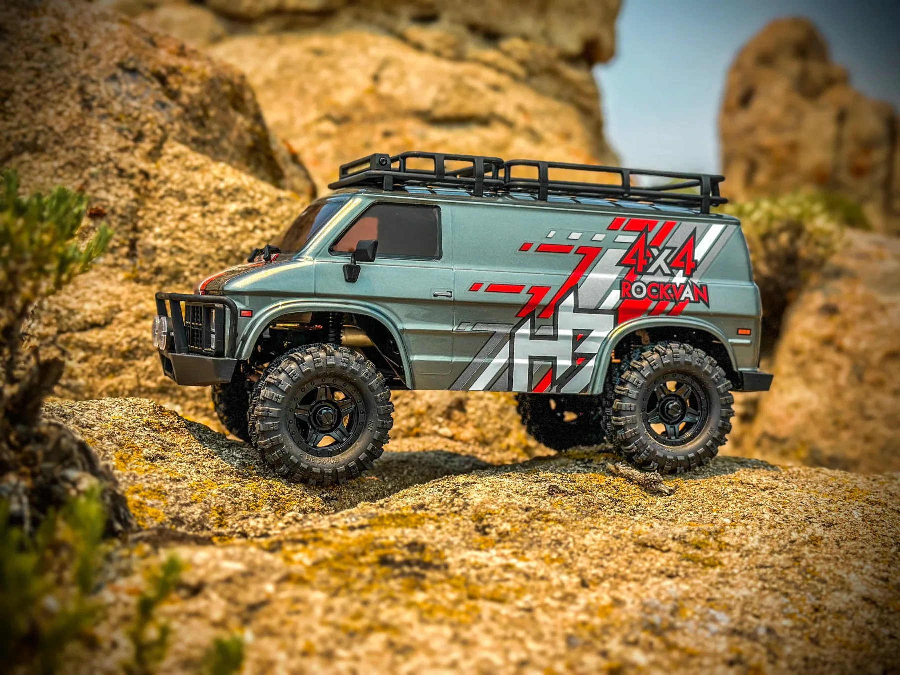 HobbyPlus CR18P EVO V2 Rock Van 1:18 4x4 RTR Crawler side view